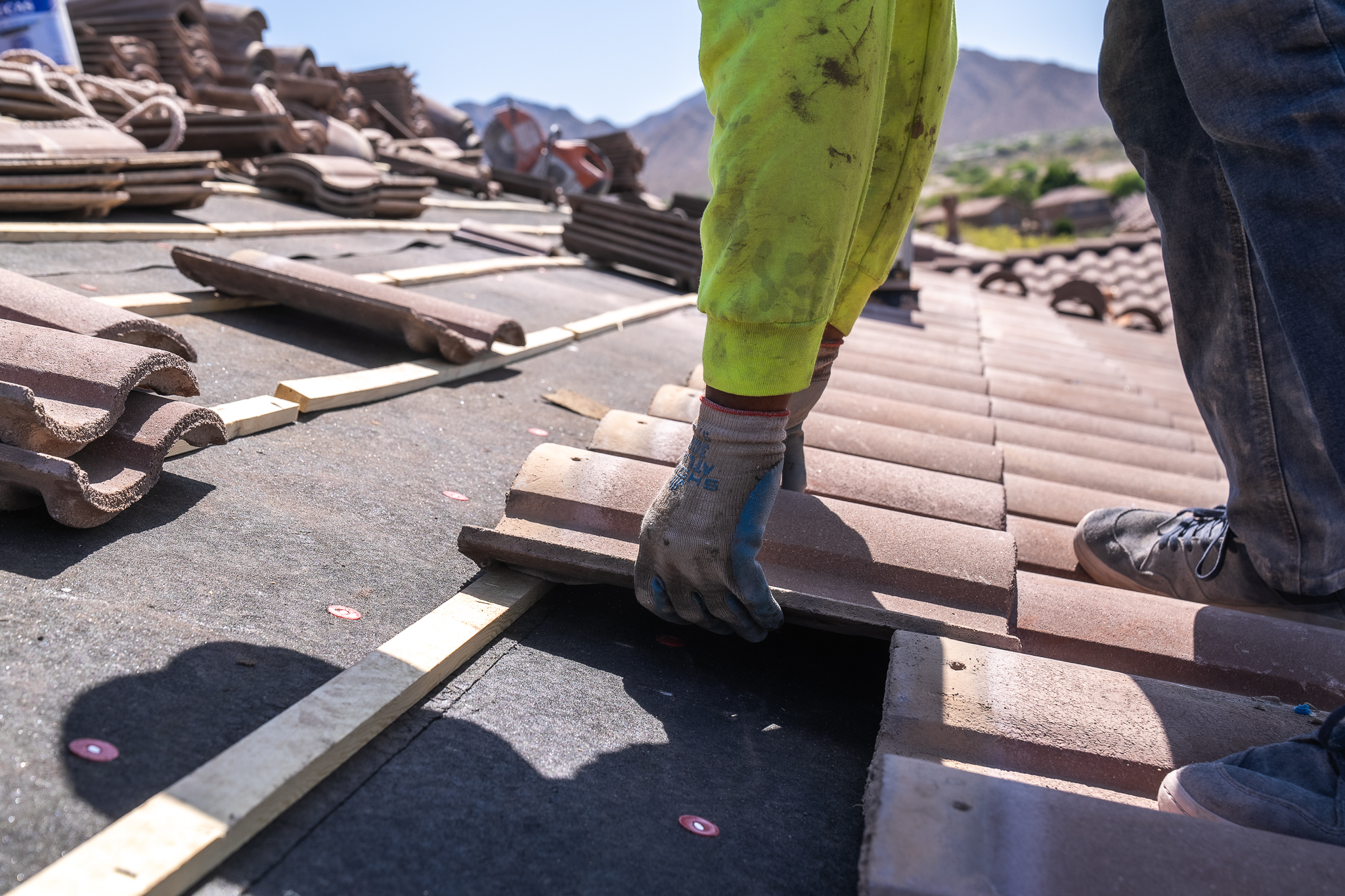 Laying down roofing tiles